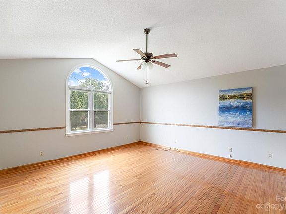 5th image of 2486 Barefoot Ln
