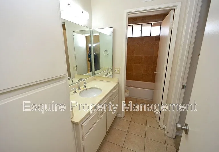 564 Rosewood Ave — Photo 8