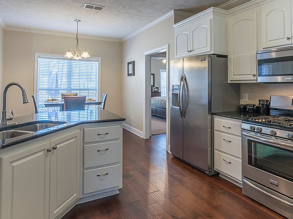 5th image of 585 White Oak Ln
