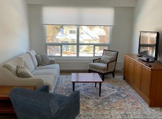 4 Fortieth St #3, Toronto, ON M8W3M9