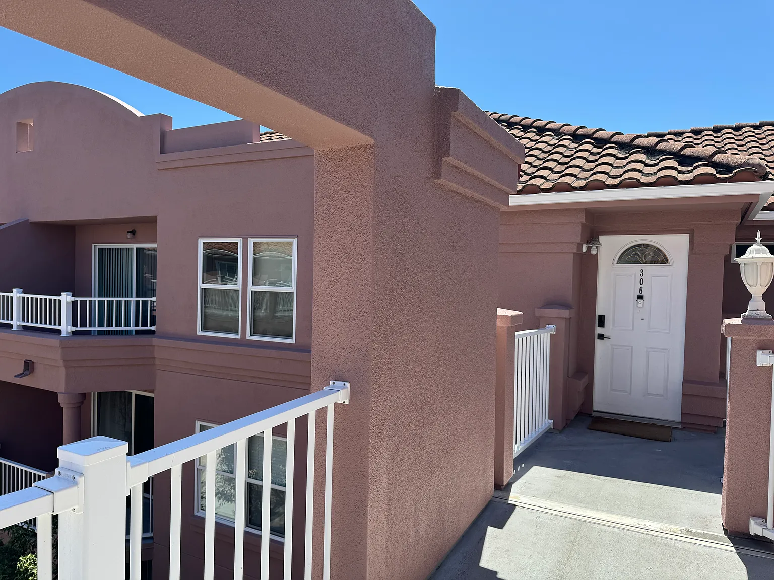2 bed, 1090 sqft, $3,900 — Photo 2