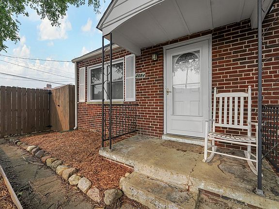 3rd image of 2084 W Mound St