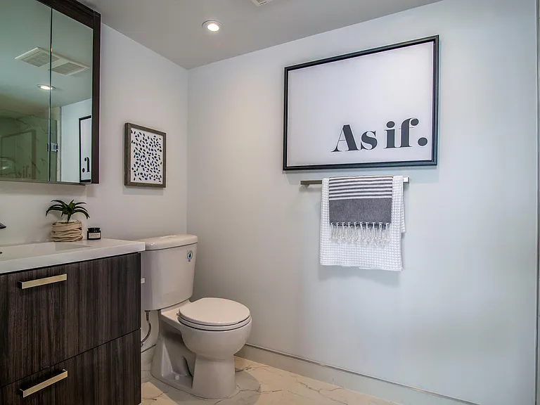 19 Erskine Ave #1810 — Photo 28