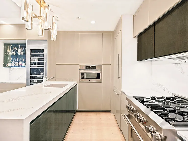 549 Borden Ave #2B — Photo 7