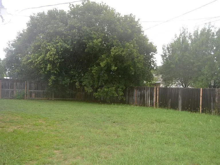 2000 Easton Dr — Photo 8
