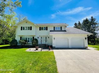 207 Sunset Dr, Northwood, ND 58267