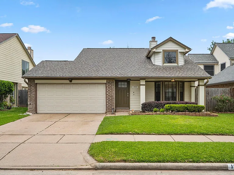 1915 Creek Valley Ln — Photo 1