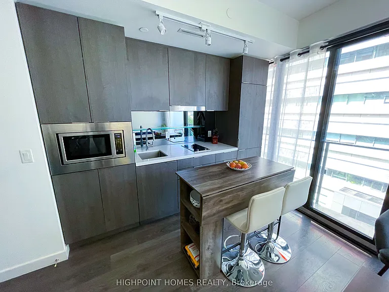 215 Queen St W #606 — Photo 4