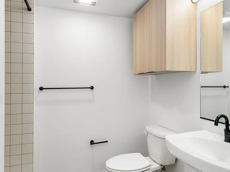 CHRONICLE: Stylish Wallingford Studios with Full Appliance Package & Premium Amenities — Photo 13