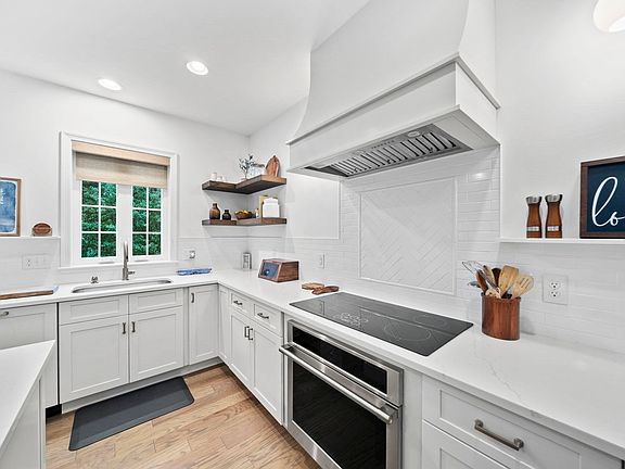 3rd image of 33 Skyhawk Cir