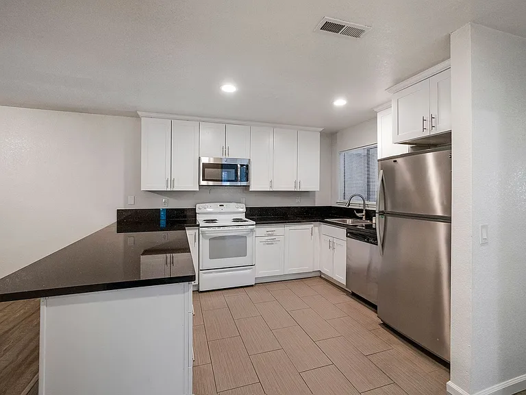 Pomona West Student Apartments — Photo 35