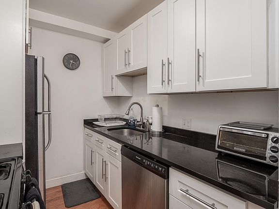 2nd image of 546 E 8th St #2