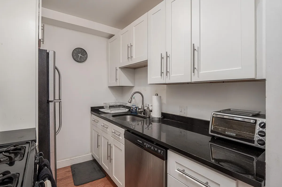 Building Photo - 546 E 8th St #2