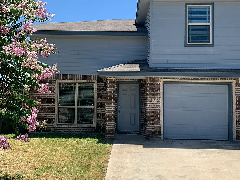 935 Brookview Dr #A — Photo 2