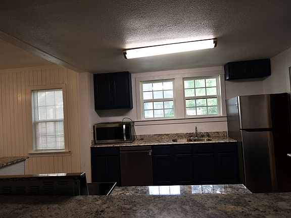 3rd image of 1015 E Elm St