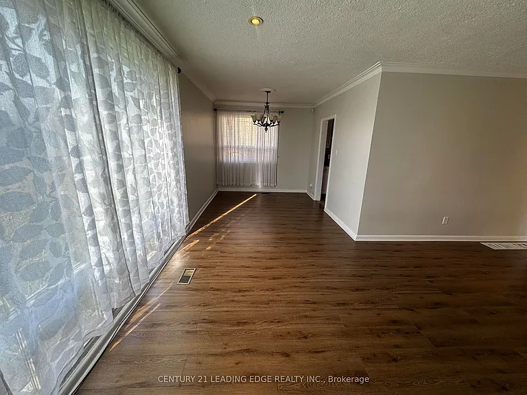 409 Paliser Cres S — Photo 2