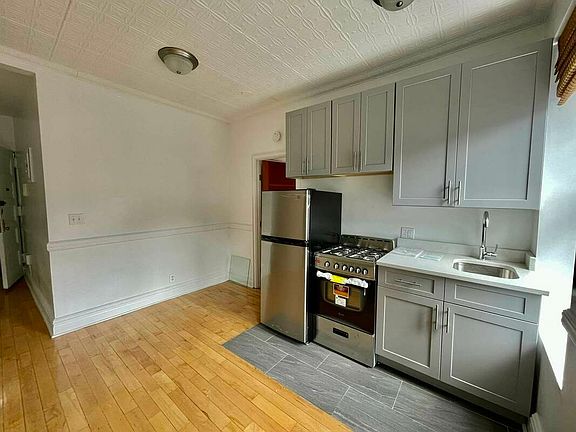2nd image of 39 Christopher St APT 2C