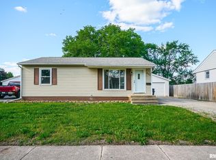 1836 Columbus Dr, Pekin, IL 61554