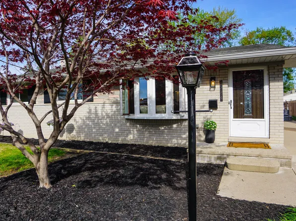 8364 Holly Dr, Canton, MI 48187
