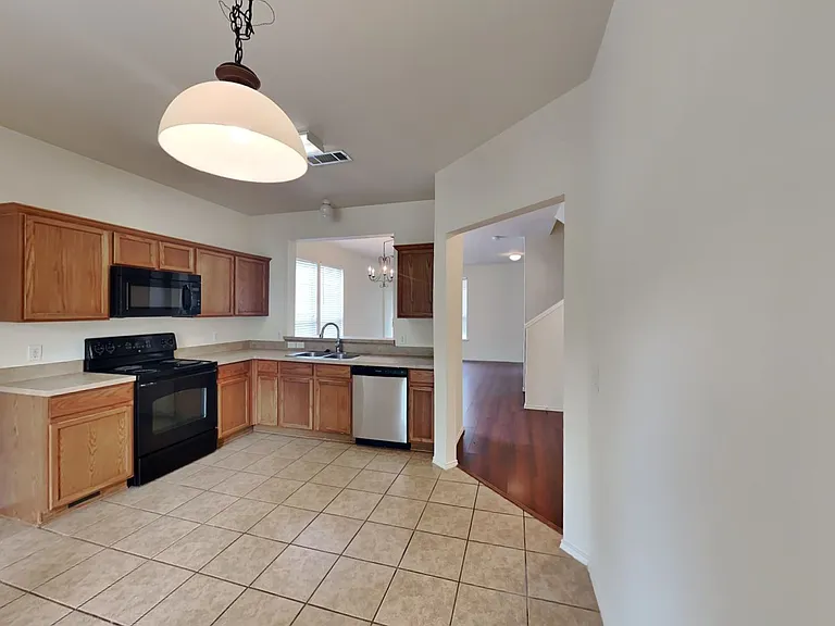10661 Traymore Dr — Photo 5