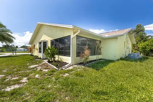 4836 Marine Dr — Photo 32