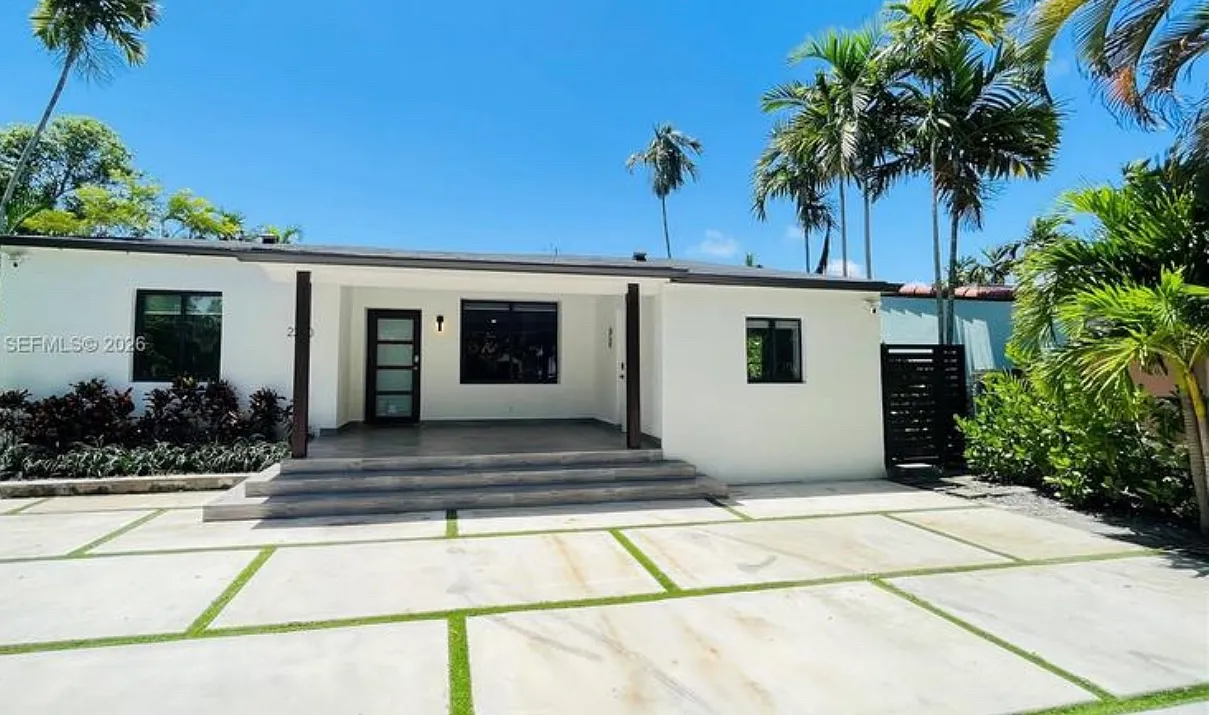 4 bed, 2700 sqft, $7,300 — Photo 1
