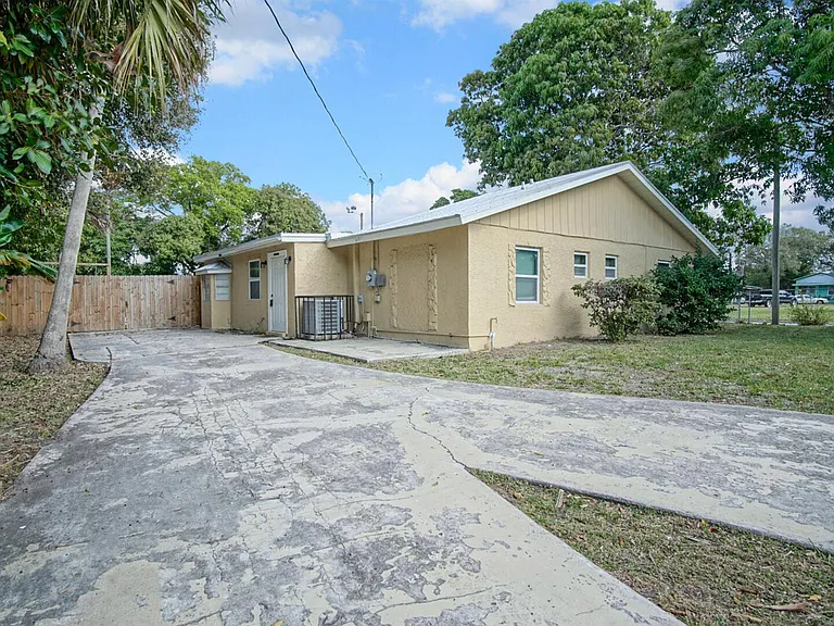 1002 Avenue E — Photo 33