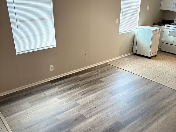 5th image of 978 S Live Oak Dr APT 6