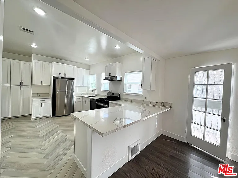 126 1/2 N Hamilton Dr — Photo 14