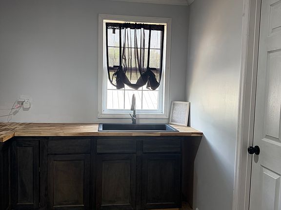 3rd image of 102 Chris Ln