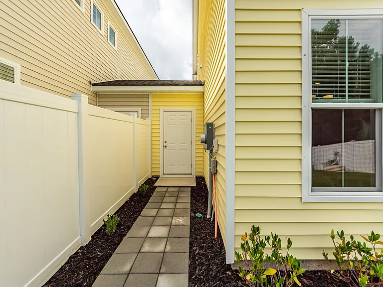 121 Hawthorne Landing Dr — Photo 24