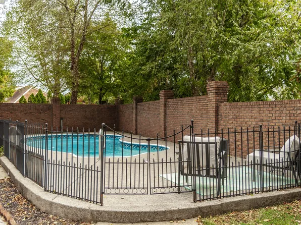 135 N Country Club Dr, Hendersonville, TN 37075