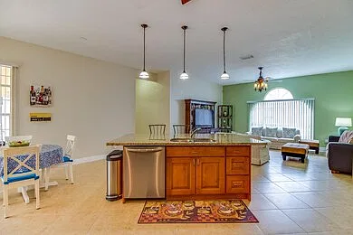 4 bed, 2.5 bath, 2423 sqft, $3,725 — Photo 4