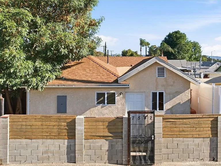 7542 White Oak Ave — Photo 1