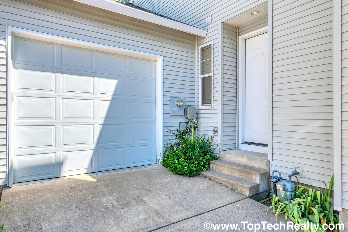 Building Photo - 14705 SW Redbud Way