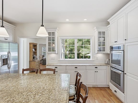 3rd image of 12 Boxwood Ln