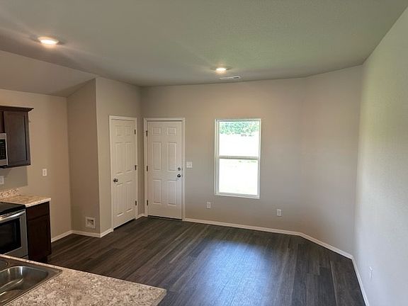 4th image of 901 S Katlyn Dr