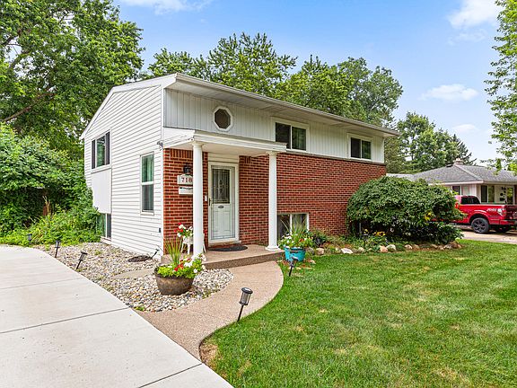 3rd image of 718 Panorama Dr