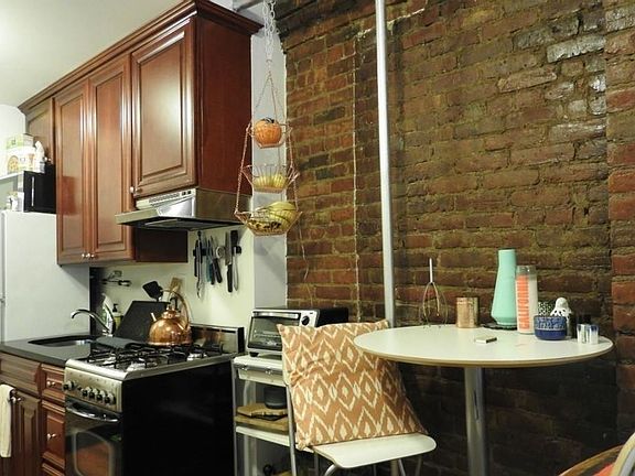 4th image of 112 E 4th St APT C