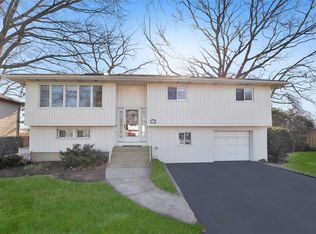 1636 De Mott Ct, Merrick, NY 11566