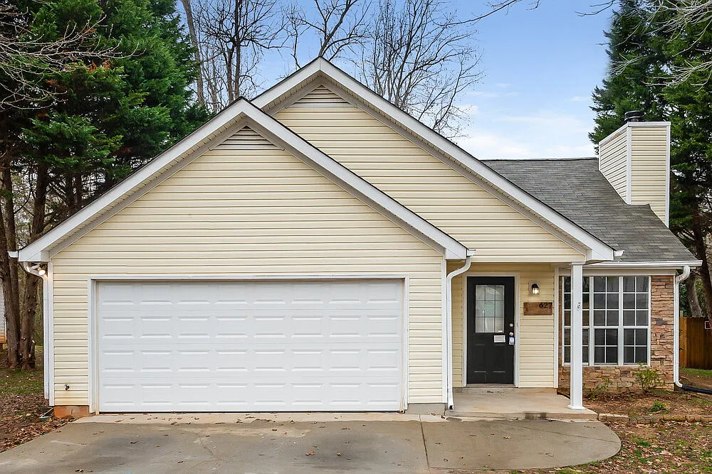 3 bed, 2.0 bath, 1327 sqft, $2,770 — Photo 1