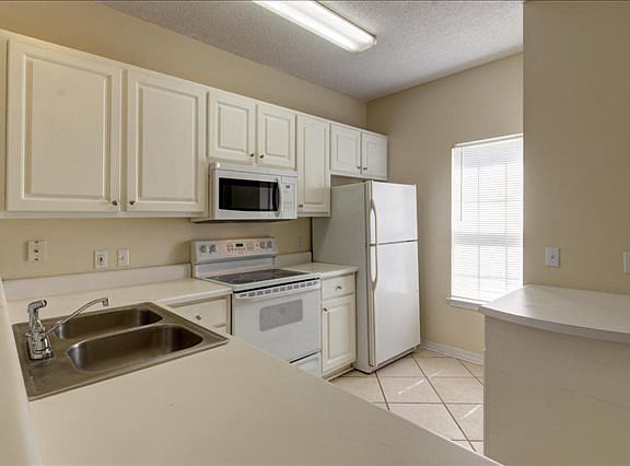 5th image of 2729 Bay Club Dr