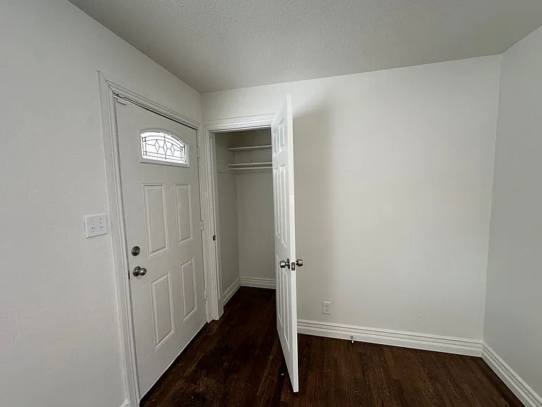 906 E Elm St — Photo 24