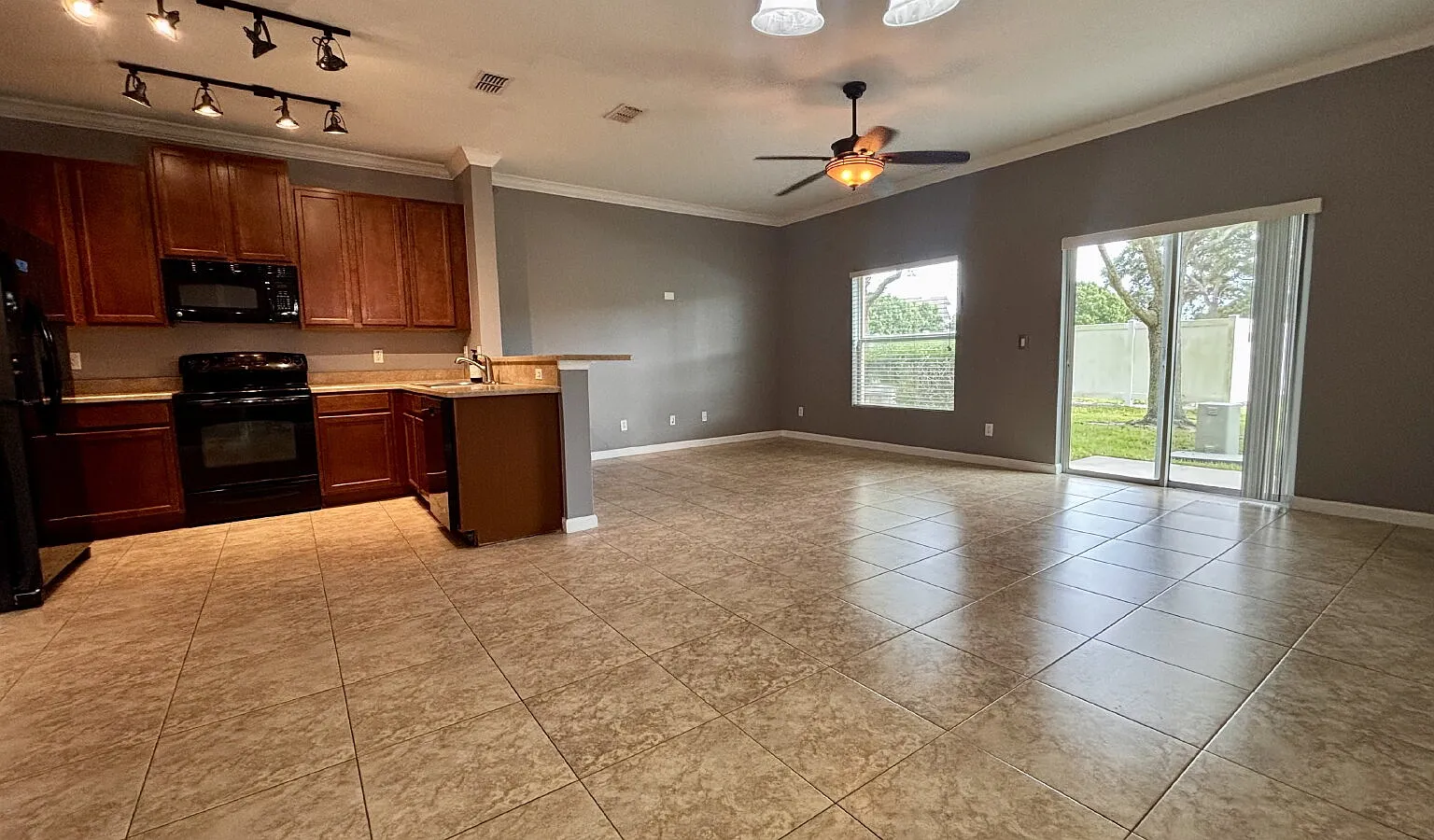 3 bed, 2.5 bath, 1548 sqft, $2,000 — Photo 3