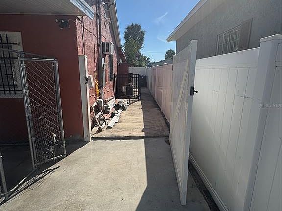 4th image of 2312 W La Salle St