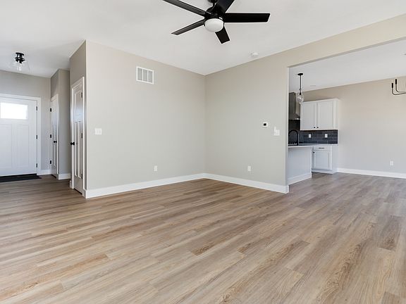 5th image of 401 Jenny Ln Unit A
