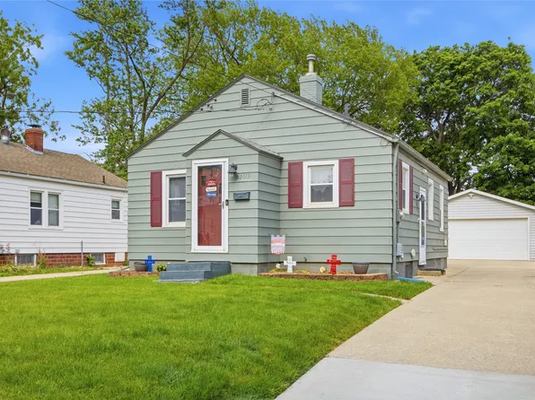 2613 53rd St, Des Moines, IA 50310