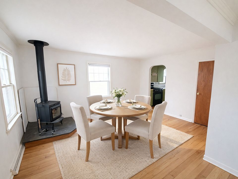 Dinning Room (virtually staged)