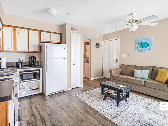 4th image of 728 W Beach Blvd #201