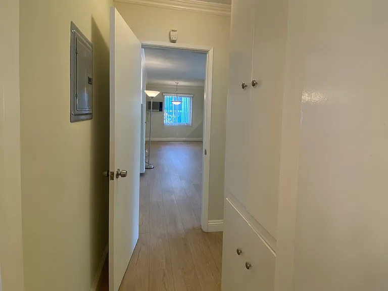 122 N Wetherly Dr #5 — Photo 20